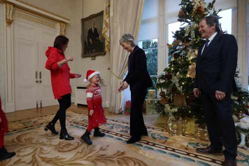 Óstálann an tUachtarán Connolly an Searmanas Bliantúil Soilsiú Crann