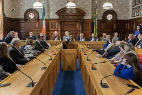 Freastalaíonn an tUachtarán Connolly ar imeacht ag Comhairle Contae Dhún na nGall