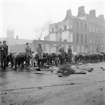 Rotunda surrender scene from Insurrection (1966)