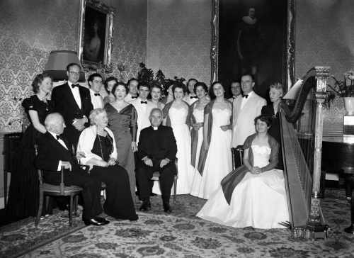 Festival singers entertain President at Aras an Uachtaráin