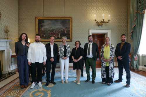 Cuireann an tUachtarán Connolly fáilte roimh ionadaithe ón bhFeachtas Náisiúnta ar son na n-Ealaíon ar Chuairt Chúirtéise
