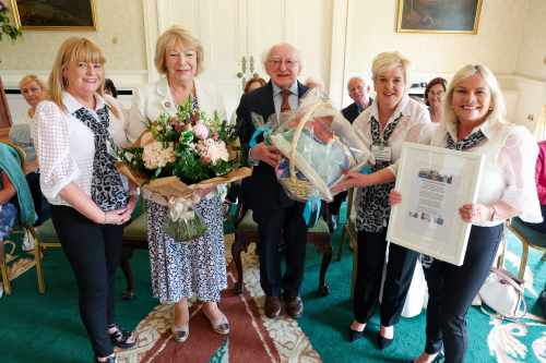 Fáiltíonn an tUachtarán roimh bhaill ó Chór Eaglasta Doiminiceach an Chladaigh