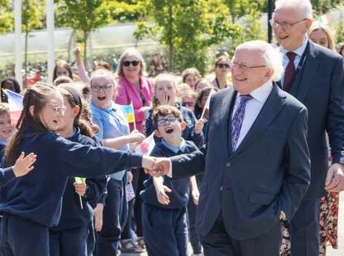 Tugann an tUachtarán cuairt ar Scoil Náisiúnta Shóisearach agus Shinsearach Lusca