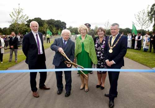 Ascaill na gCrann Comórtha á hoscailt ag an Uachtarán