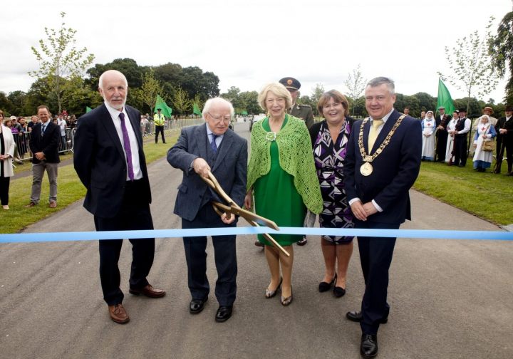 Ascaill na gCrann Comórtha á hoscailt ag an Uachtarán