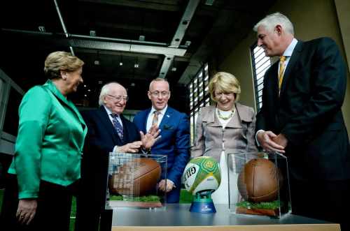 Tugann an tUachtarán óráid in Ionad Ardghníomhaíochta Chumann Rugbaí na hAstráile  