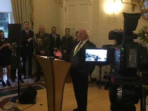 Fáiltiú ar scáth an Uachtaráin d’fhonn aitheantas agus ómós a léiriú do dhaoine aonair agus…