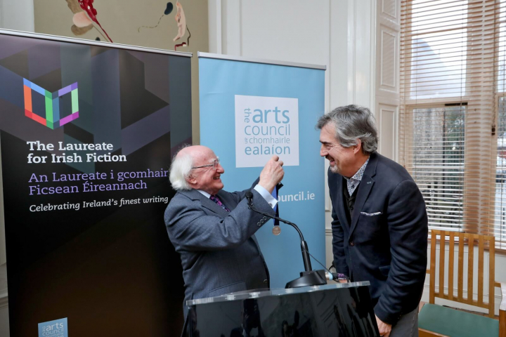 An tUachtarán i láthair ag Fáiltiú, d’fhonn an Dara Laureate um Irish Fiction 2018 – 2021 a fhógairt