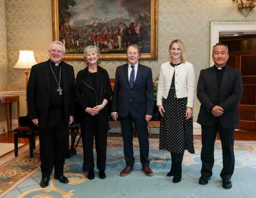 Óstálann an tUachtaran Connolly Fáiltiú na hAthbhliana do bhaill den Chór Taidhleoireachta 