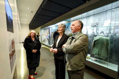 Tugann an tUachtarán Connolly cuairt ar ‘Museum of Free Derry’