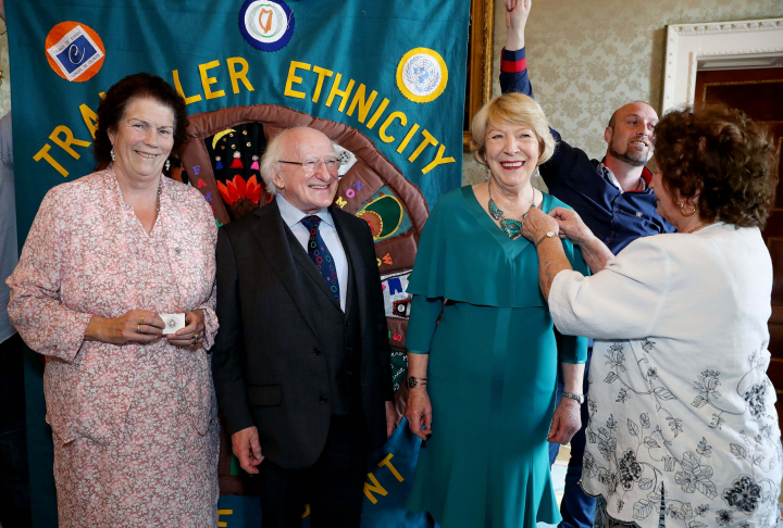 Bronann ionadaithe ó Ionad Pavee agus Romaigh suaitheantas eitneachta ar an Uachtarán