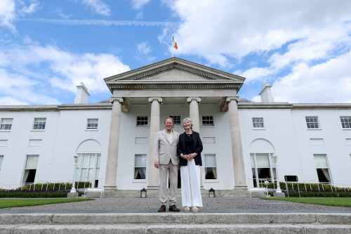 Óstálann an tUachtarán Connolly agus Brian McEnery Cóisir Ghairdín