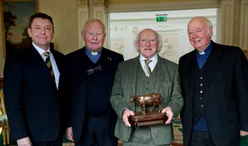 Fáiltíonn An tUachtarán roimh ionadaithe ó Bhóthar atá ag comóradh 25 Bliain ar an bhfód