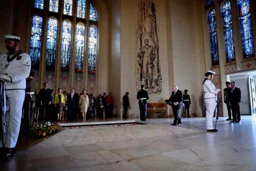 An tUachtarán agus Sabina i láthair ag searmanas fleascleagan ag Leacht Cuimhneacháin Chogaidh…