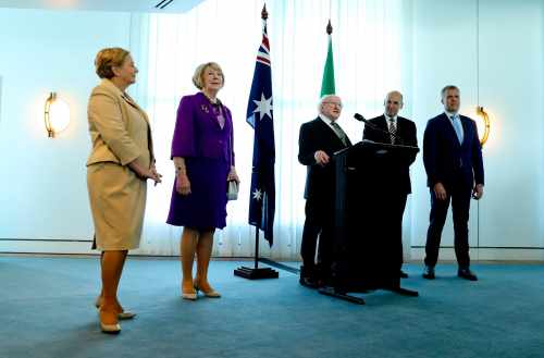 An tUachtarán agus Sabina i láthair ag fáiltiú ar scáth Oifigeach Ceannais na Parlaiminte