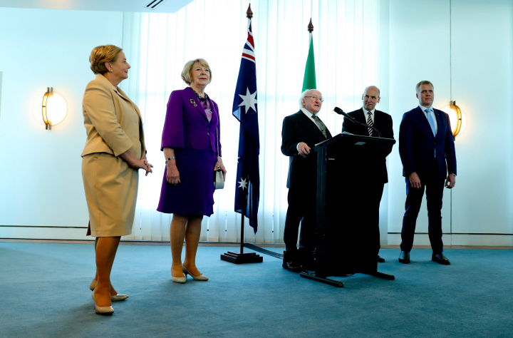 An tUachtarán agus Sabina i láthair ag fáiltiú ar scáth Oifigeach Ceannais na Parlaiminte