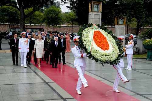 President lays a wreath at the National Heroes and Martyrs monument