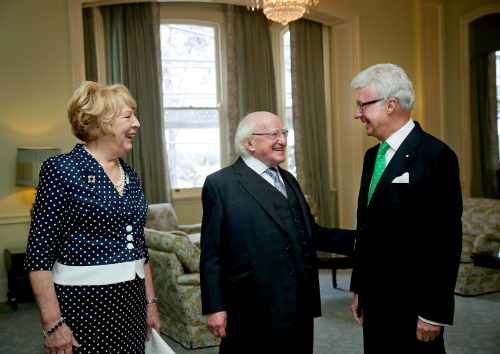 Tugann an tUachtarán agus Sabina cuairt chúirtéise ar an Ró-Onórach Paul de Jersey, Gobharnóir…