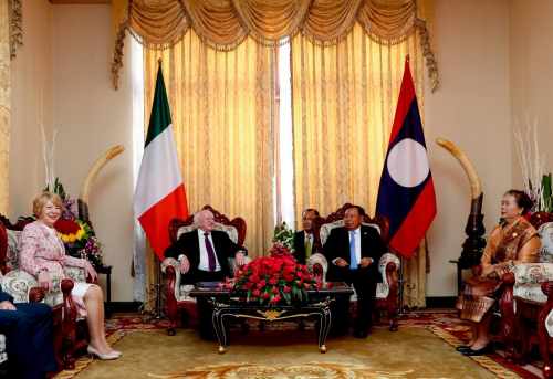 President attends an Official Ceremony of Welcome by the President of Laos Bounnhang Vorachith