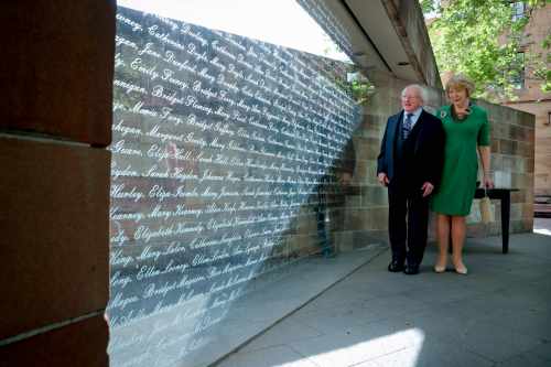 Leagann an tUachtarán bláthfhleasc ag Leacht Cuimhneacháin na hAstráile ar Ghorta Mór na hÉireann  