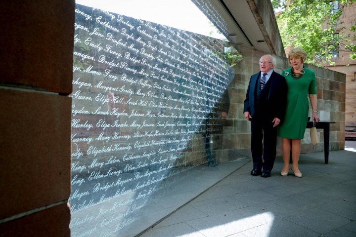 Leagann an tUachtarán bláthfhleasc ag Leacht Cuimhneacháin na hAstráile ar Ghorta Mór na hÉireann  