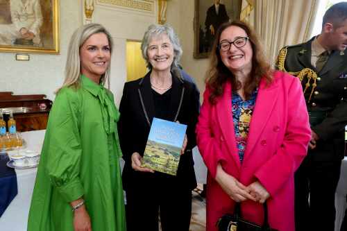 Óstálann an tUachtarán Connolly fáiltiú “Ciorcal Comhrá an Árais” ag ceiliúradh Seachtain na Gaeilge.