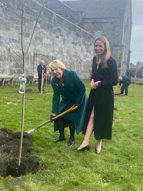 D’iompaigh Sabina an chéad fhód i Mionfhoraois Uirbeach Phríosún Chnoc an Arbhair i gcomhar le Tionscadal na gCrann Céad Milliún
