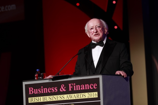 Bronntar Gradam Tionscnaimh TK Whitaker ar an Uachtarán  