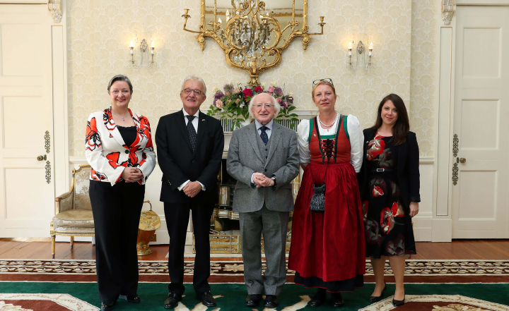 Tíolacann Ambasadóirí a gCreidiúnais don Uachtarán