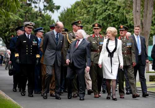 An tUachtarán ag nochtadh agus ag tiomnú Cros Íobartha Choimisiún Uaigheanna an Chomhlathais