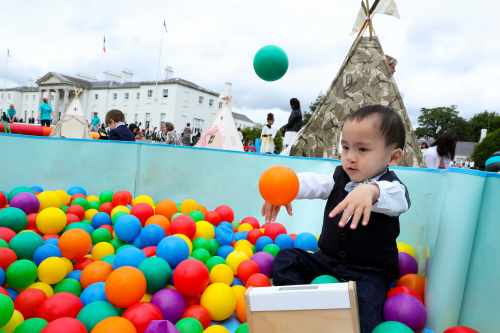 Fáiltiú ar scáth an Uachtaráin, agus Sabina Higgins, le Cóisir sa Gháirdín