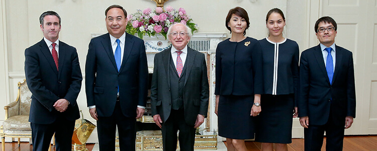 Cuireann Ambasadóirí Nua a gcuid Dintiúirí i láthair